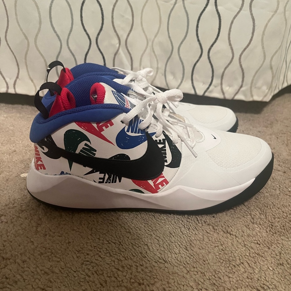 Nike Kids Team Hustle Size: 7y (Grade School). Red, Blue, Green, White